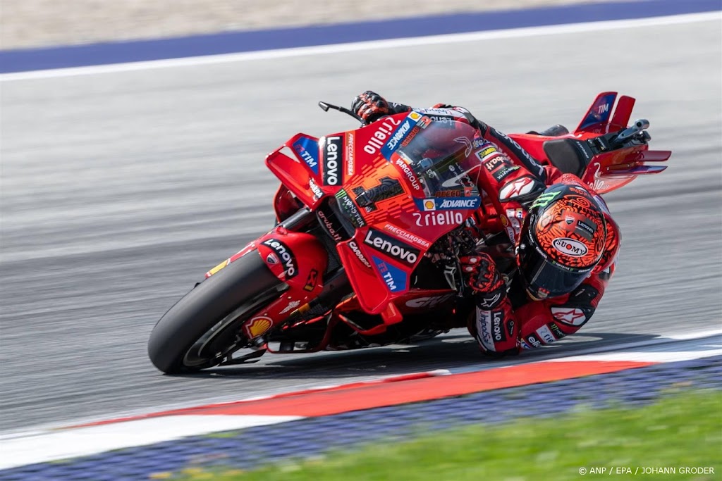 Motorcoureur Bagnaia na zege in sprintrace naast Martín aan kop
