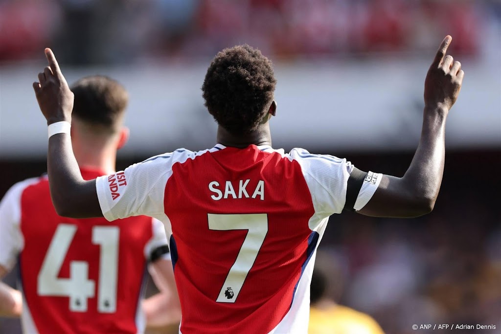 Arsenal-aanvaller Saka meteen belangrijk bij seizoensopening