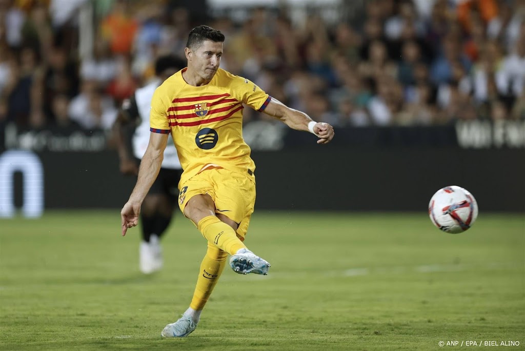 Lewandowski helpt FC Barcelona aan uitzege op Valencia