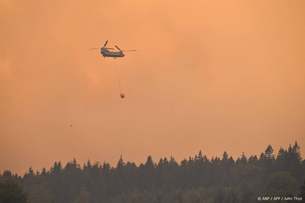Duitse en Noorse helikopters ondersteunen bij natuurbrand België