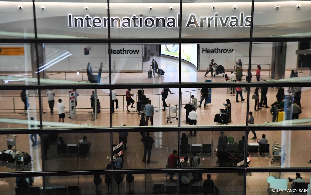 Britse regering gooit coronaregels voor reizigers om