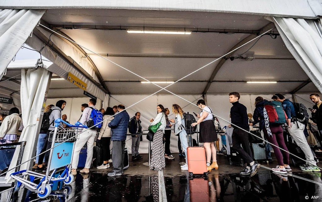 KLM annuleert 34 vluchten na oproep Schiphol