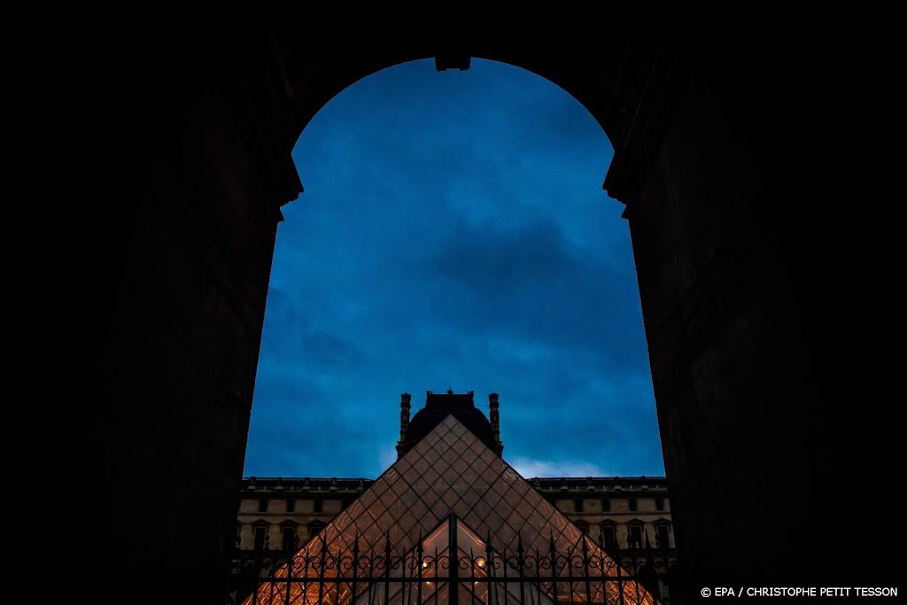 Ook verlichting Louvre en Paleis van Versailles eerder uit