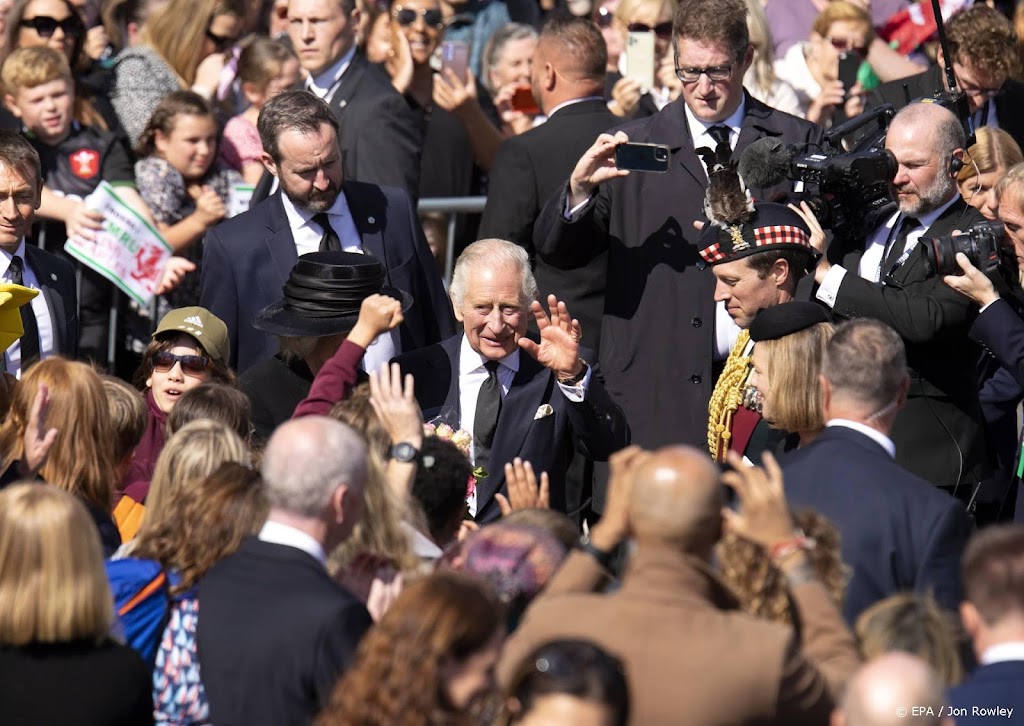 Koning Charles en William spreken mensen in de wachtrij