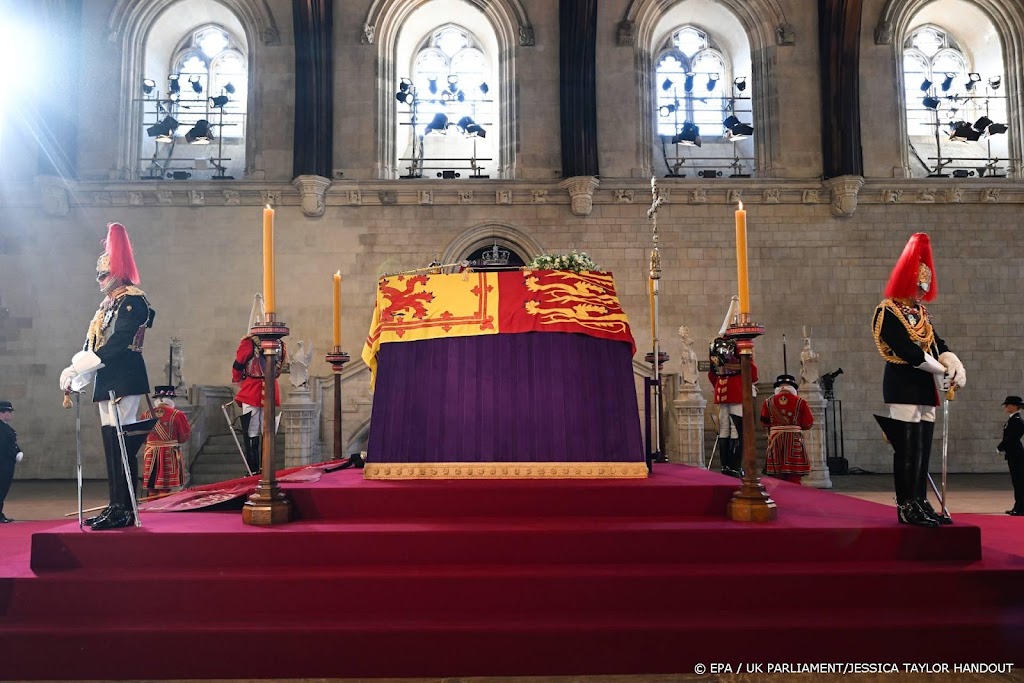Kleinkinderen waken kwartier bij kist koningin Elizabeth