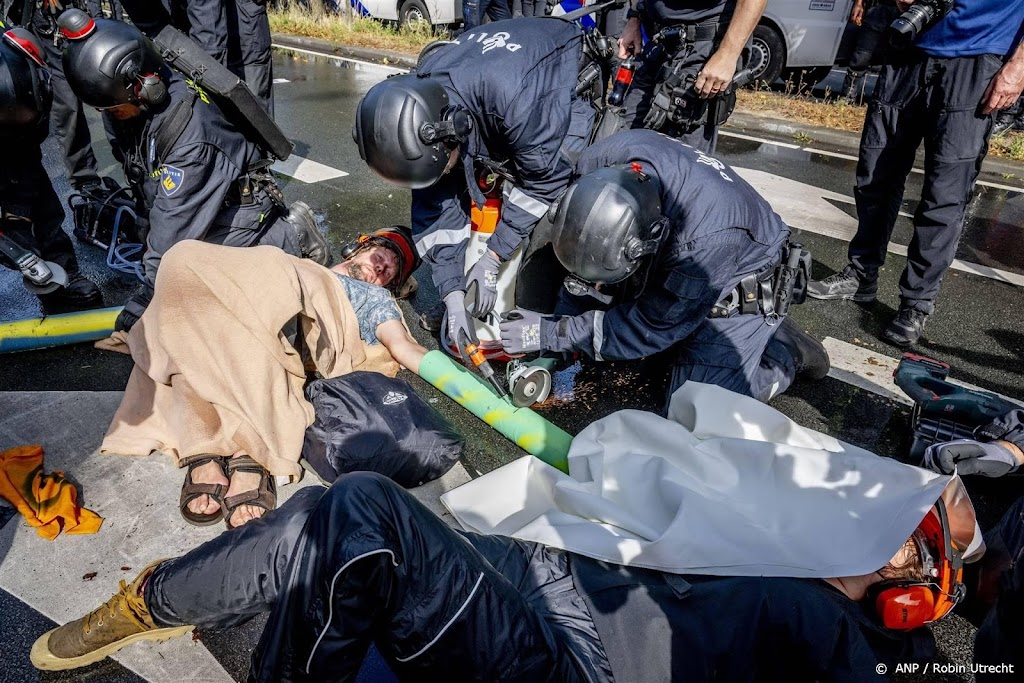 Honderden klimaatactivisten van A12 verwijderd