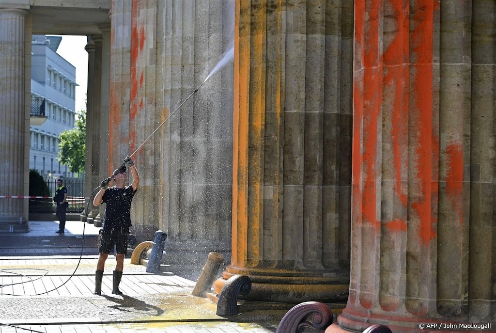 Klimaatactivisten bespuiten Brandenburger Tor in Berlijn met verf