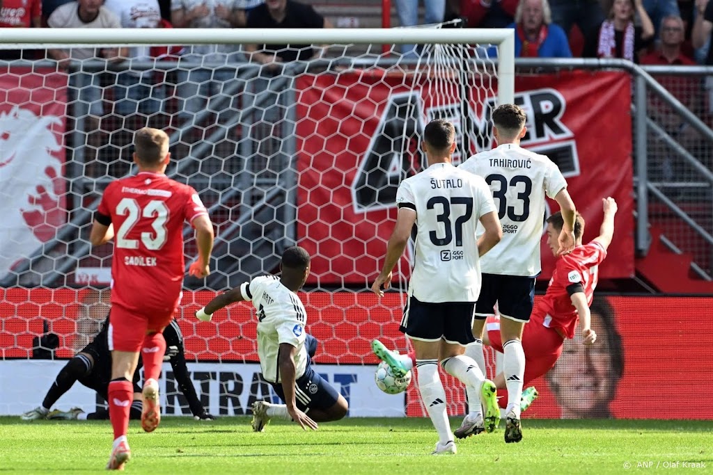 FC Twente bezorgt Ajax eerste nederlaag in Eredivisie 
