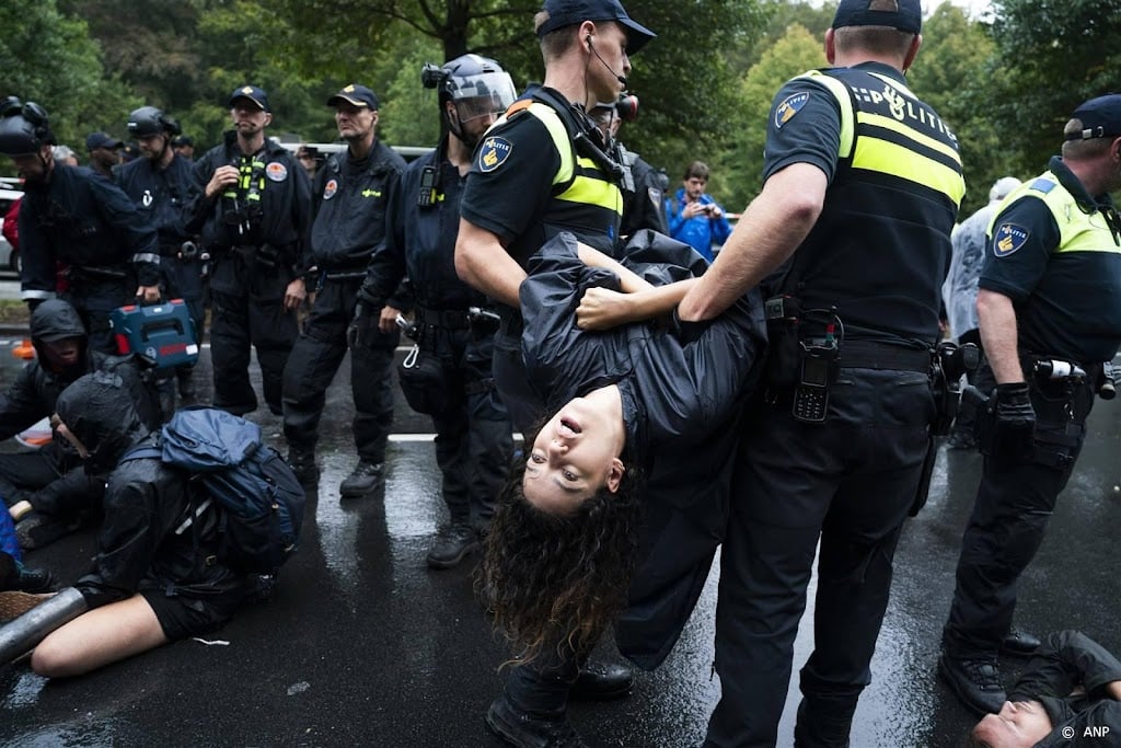 Ruim 400 klimaatactivisten opgepakt bij negende dag A12-blokkade
