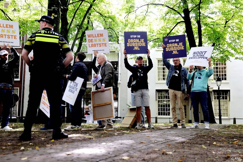 Boegeroep en demonstranten op Lange Voorhout