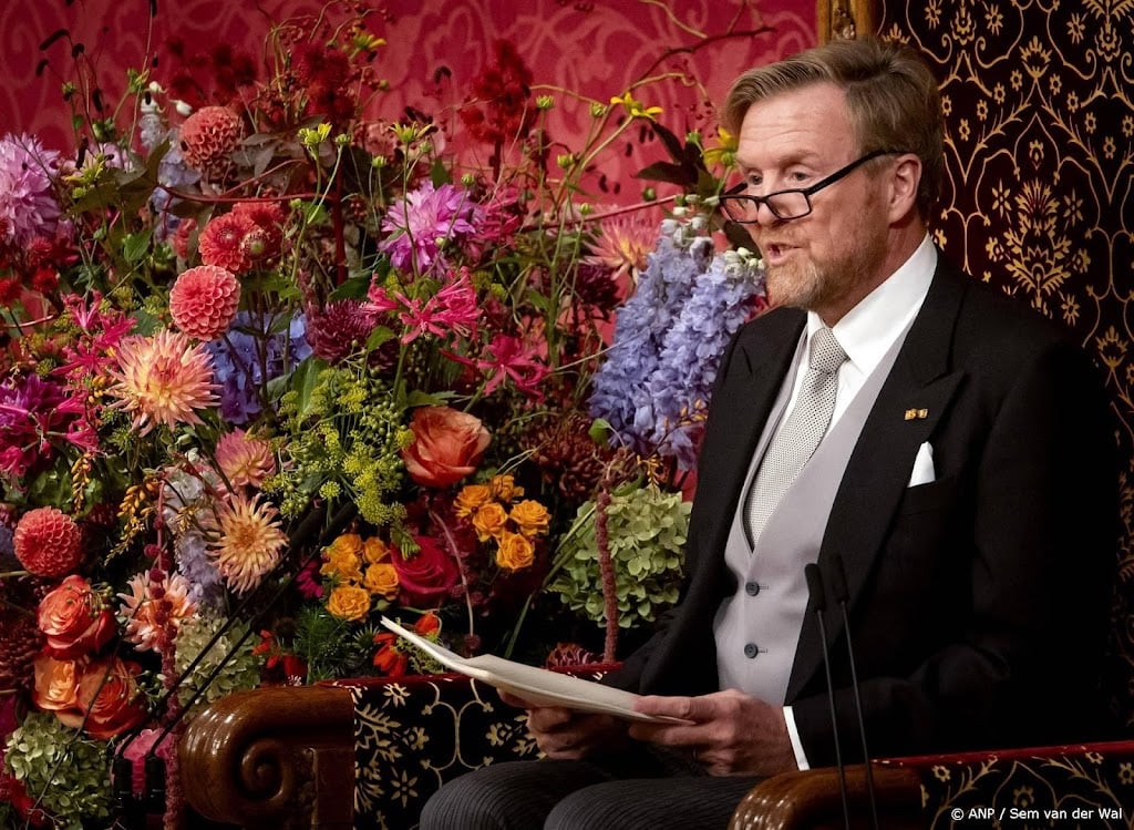 Asiel moet sneller, strenger en soberder, zegt koning in troonrede