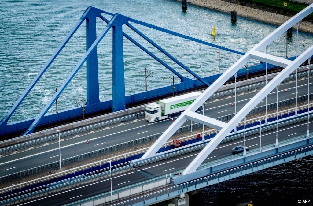Verkeer naar Maasvlakte nog weken over vluchtstrook Suurhoffbrug