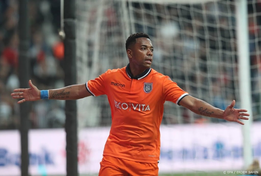 Aanvaller Robinho stelt terugkeer naar Santos uit