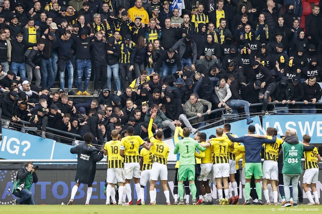 Supporters Vitesse vallen naar beneden bij instorten tribune NEC