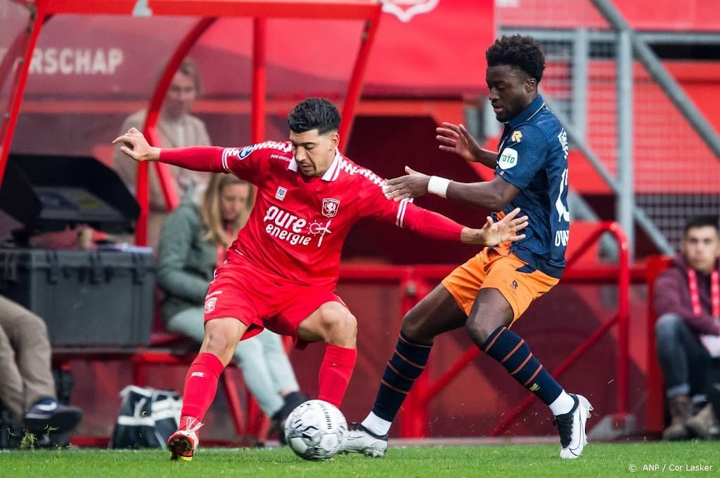 FC Twente en Willem II sluiten rumoerig duel af met gelijkspel