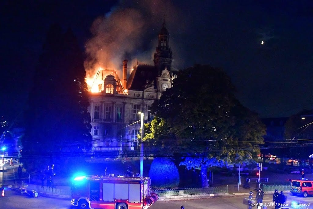 Brandende toren stadhuis Franse Limoges stort in 
