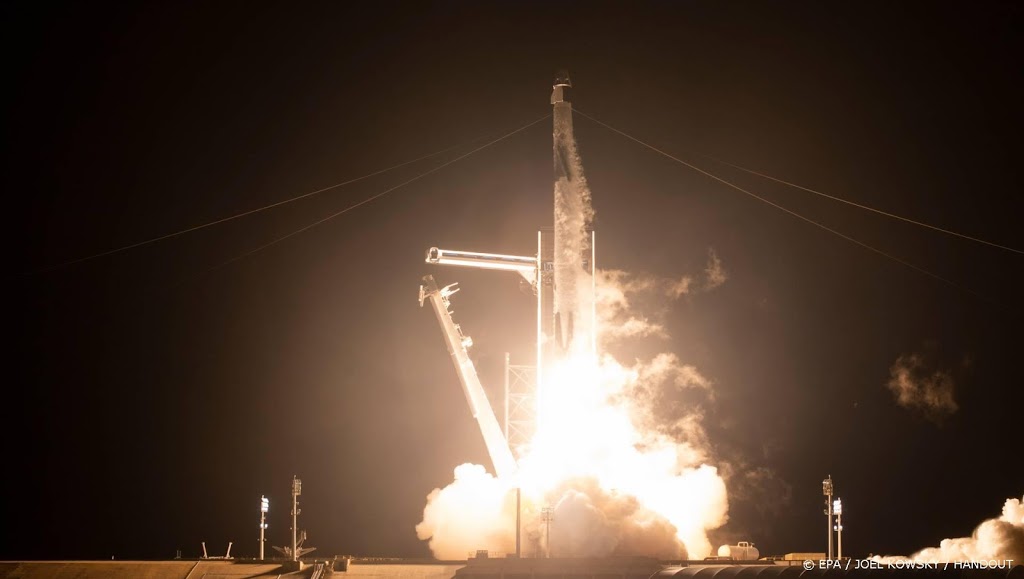 Ruimtecapsule SpaceX komt met 4 astronauten aan bij ISS