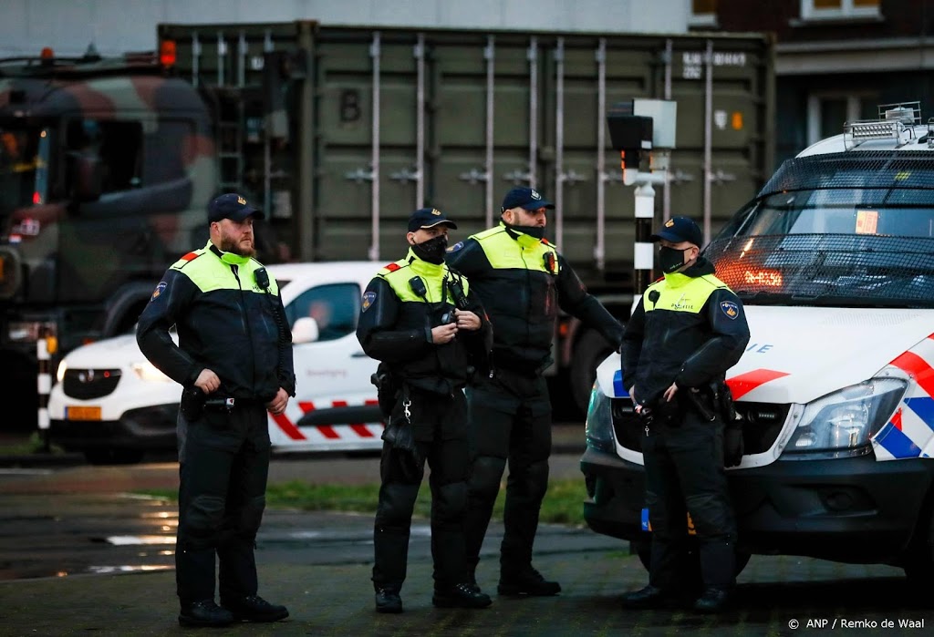 Boeren parkeren trekkers en lopen richting demonstratie 