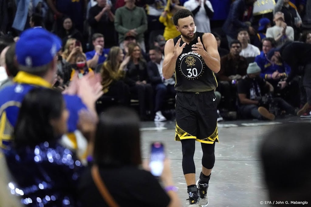 Basketballers Warriors verliezen ondanks 50 punten van Curry 