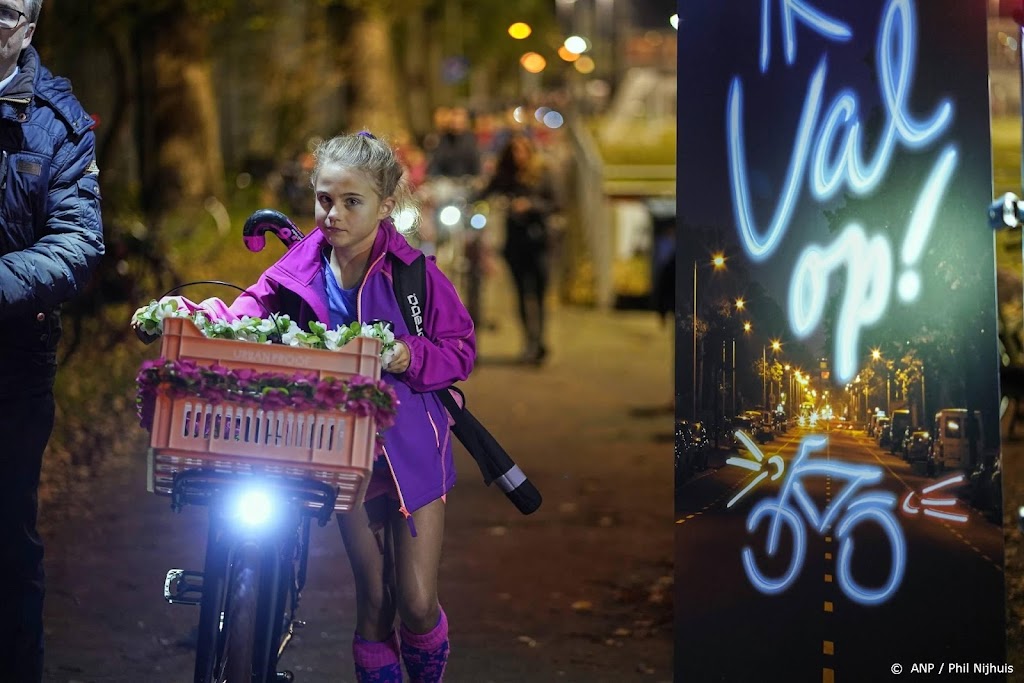 Ruime meerderheid Nederlanders fietst met voor- en achterlicht
