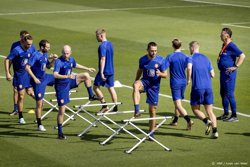 Oranje traint met volledige selectie in Doha