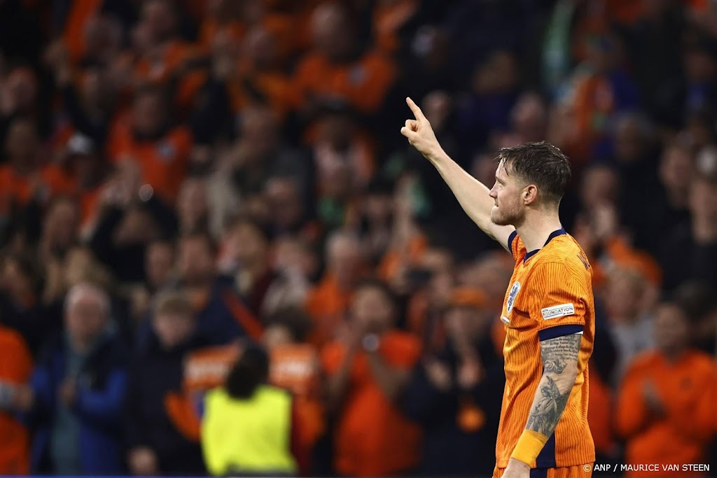 Koeman neemt het op voor juichende Weghorst