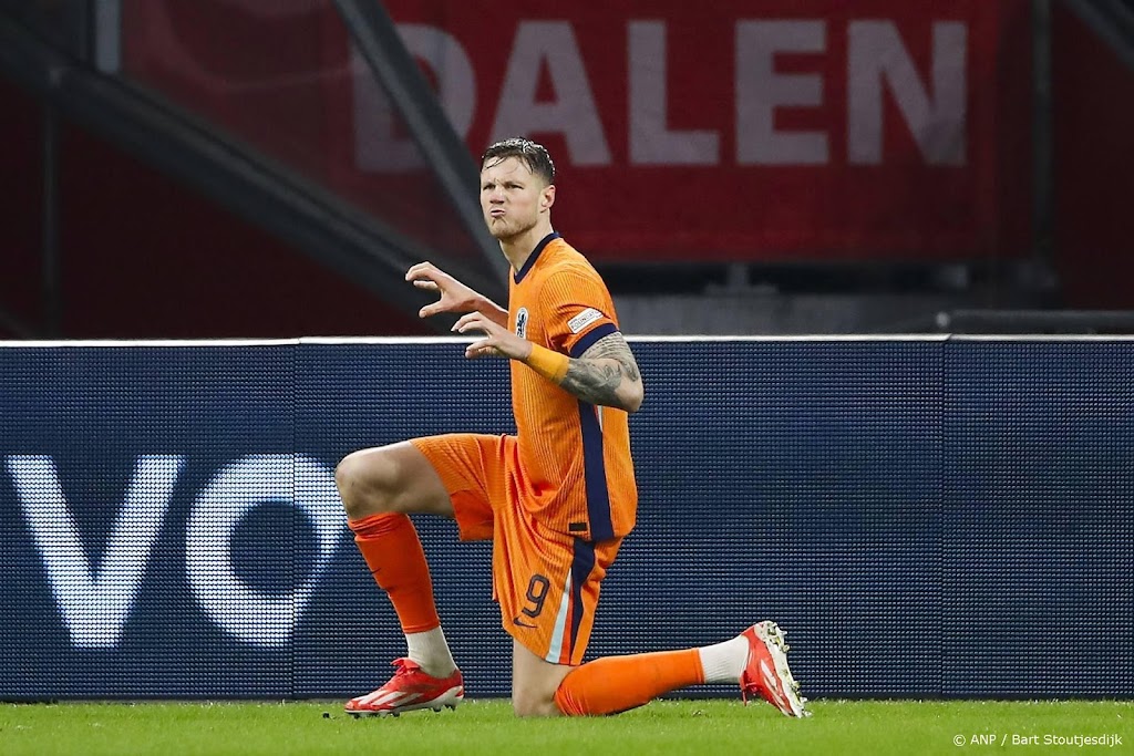 Koeman neemt het op voor juichende Weghorst