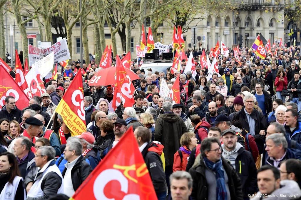 Honderdduizenden demonstreren tegen pensioenplannen Macron