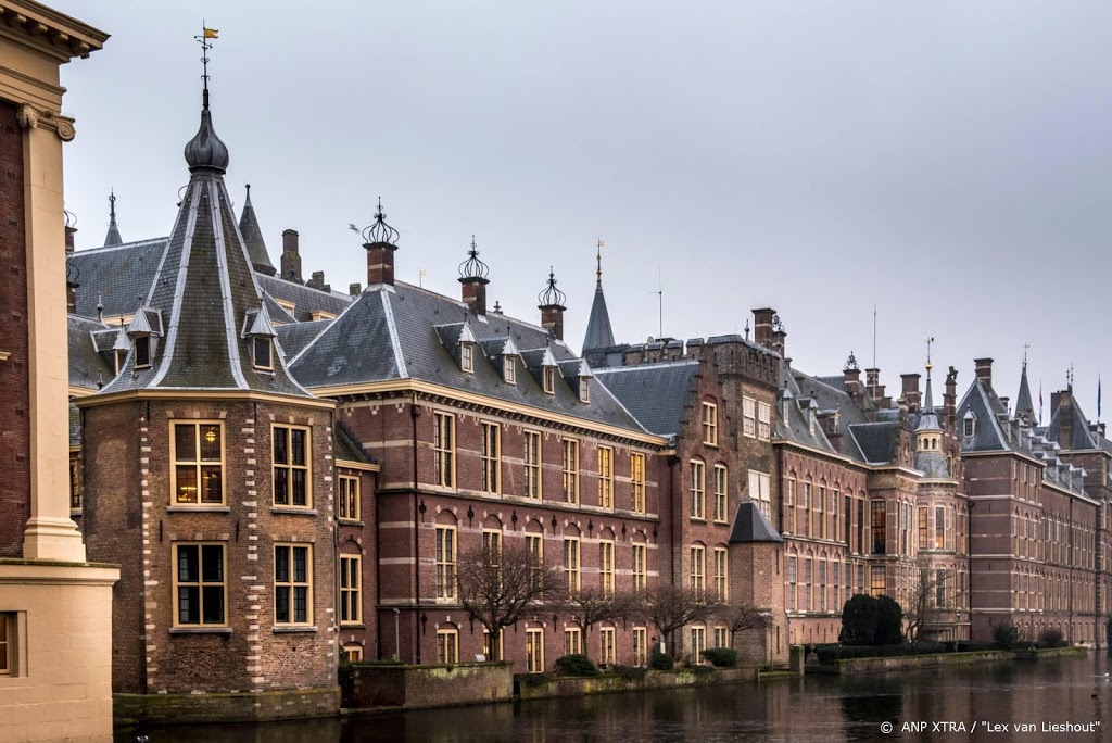 Tientallen boeren rijden met tractoren naar Binnenhof