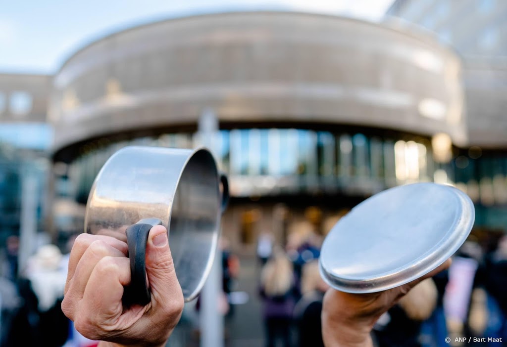 Lawaaiprotest Viruswaarheid tegenover Tweede Kamer