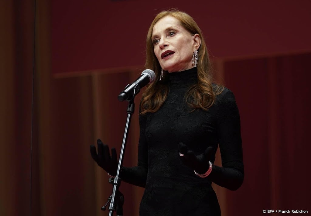 Isabelle Huppert krijgt ere-Gouden Beer voor hele oeuvre