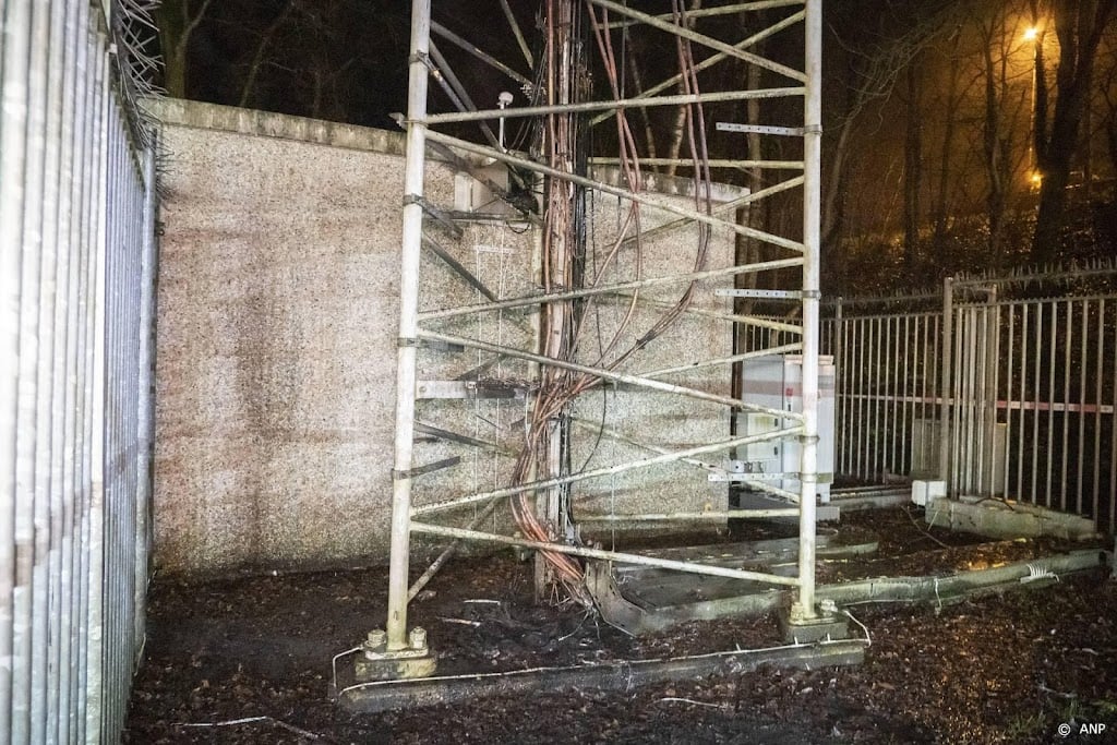 Twee zendmasten langs A50 bij Apeldoorn in brand gestoken