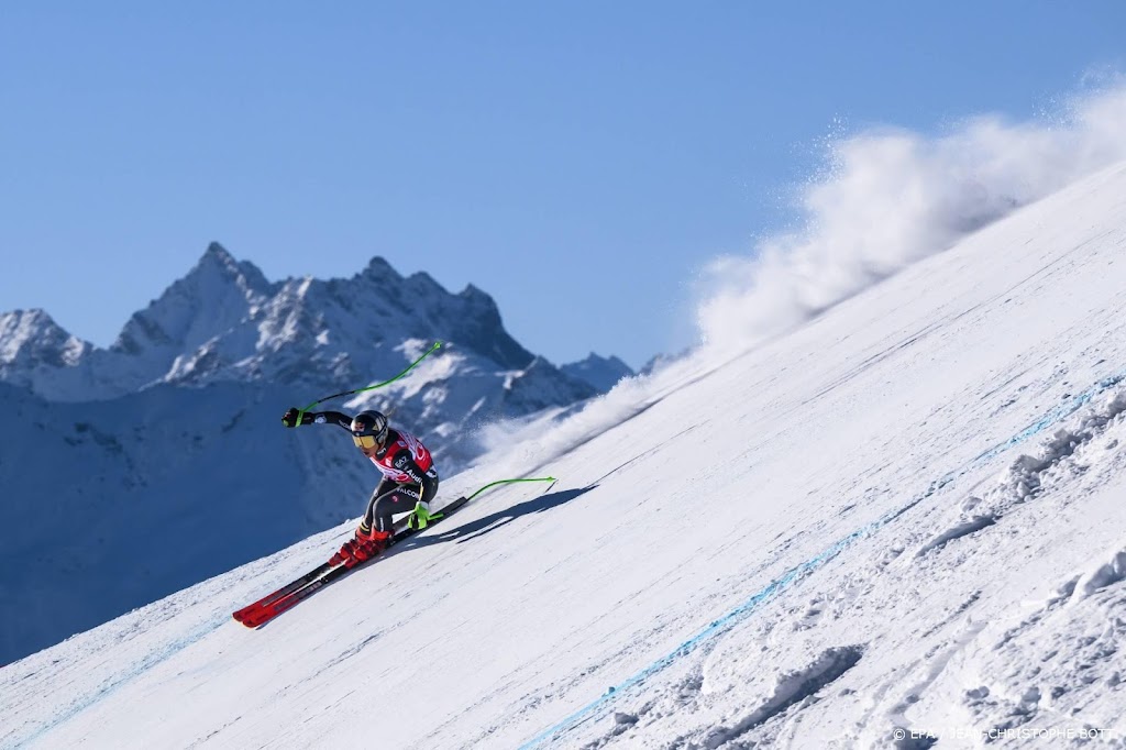Skiester Goggia wint met gebroken hand afdaling in Sankt Moritz