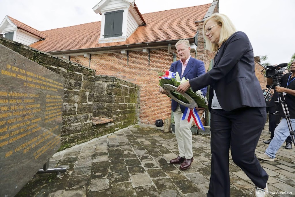 Vicepremier Kaag legt krans in Fort Zeelandia in Paramaribo