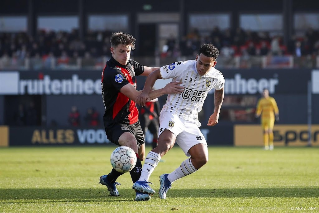 Almere City FC bezorgt concurrent Vitesse pijnlijke nederlaag