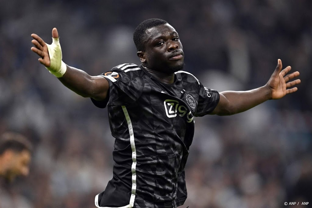 Ajax start met Brobbey en Rensch tegen PEC Zwolle