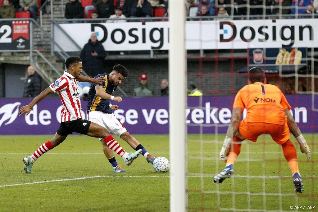 Sparta speelt met tien man gelijk tegen FC Twente: 2-2 