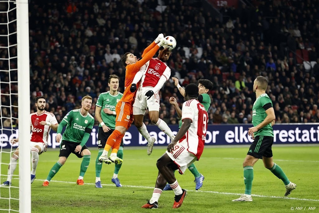 Ajax loopt zonder Van 't Schip puntenverlies op tegen PEC Zwolle