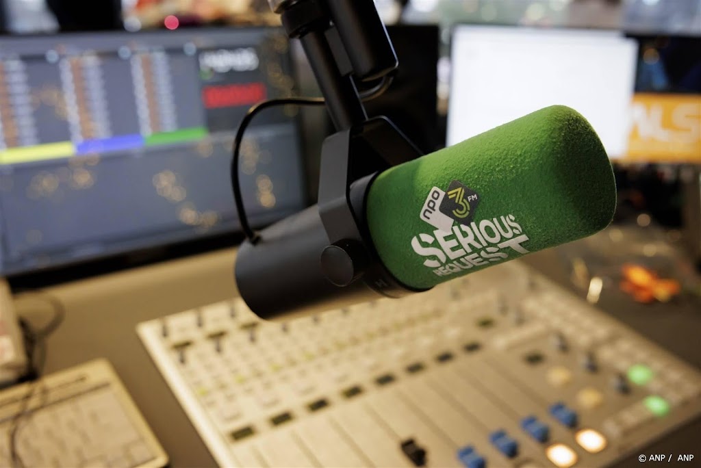 3FM-dj's Barend, Sophie en Wijnand opgesloten in Glazen Huis