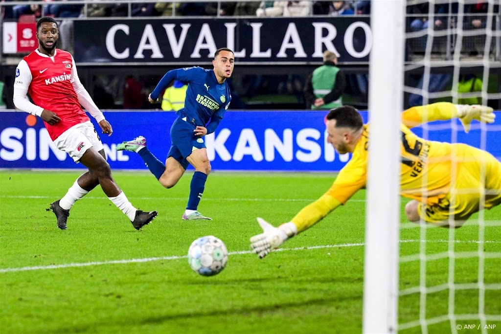 PSV wint bij AZ eenvoudig ook zestiende competitiewedstrijd 