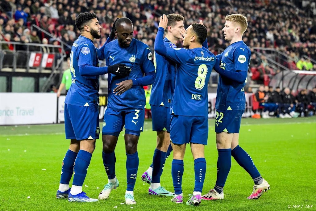 PSV kleineert AZ (0-4) en gaat winterstop in met enorme voorsprong