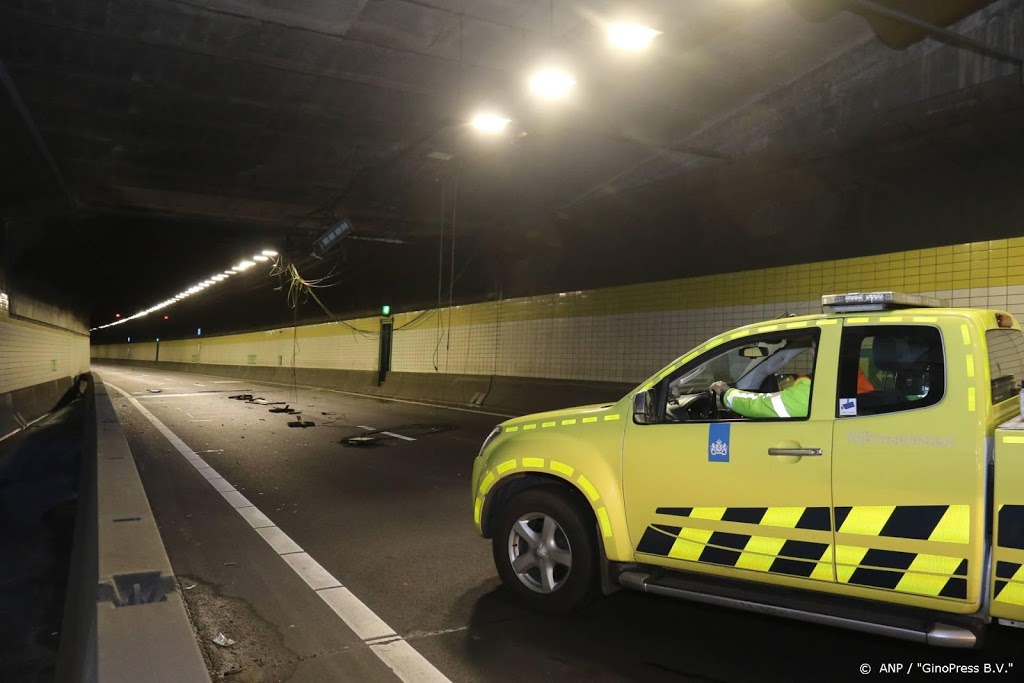 Te hoge vrachtwagen beschadigt Beneluxtunnel