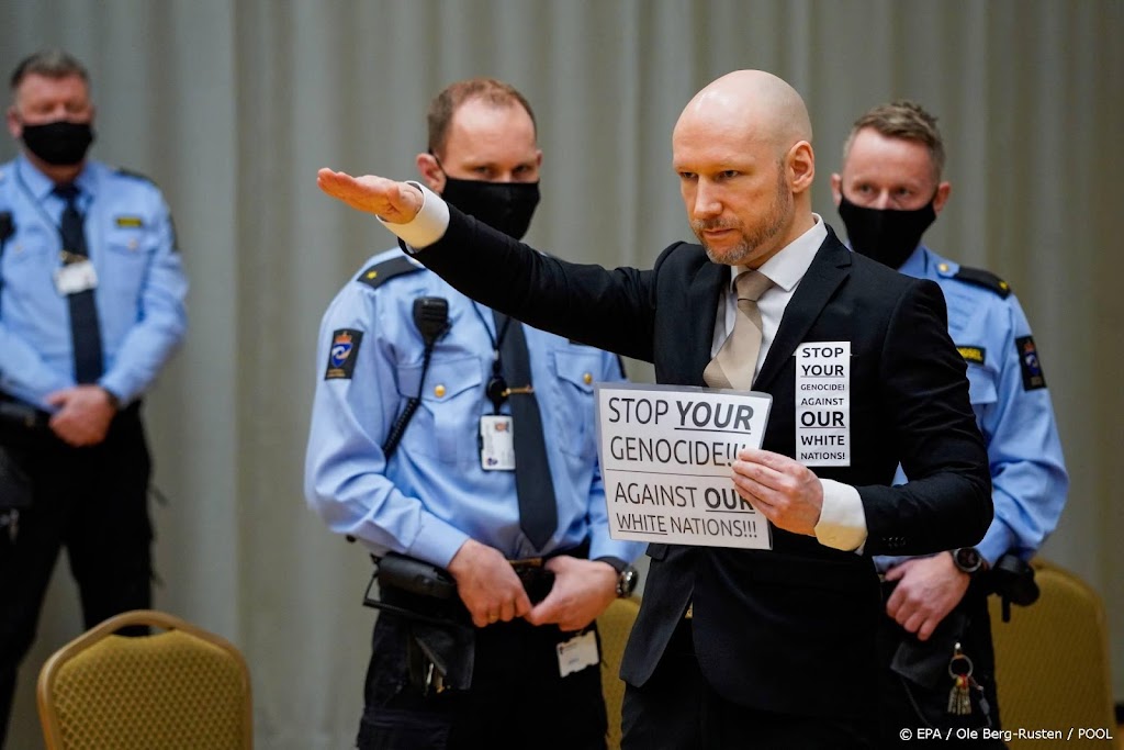Breivik begint rechtszitting met Hitlergroet