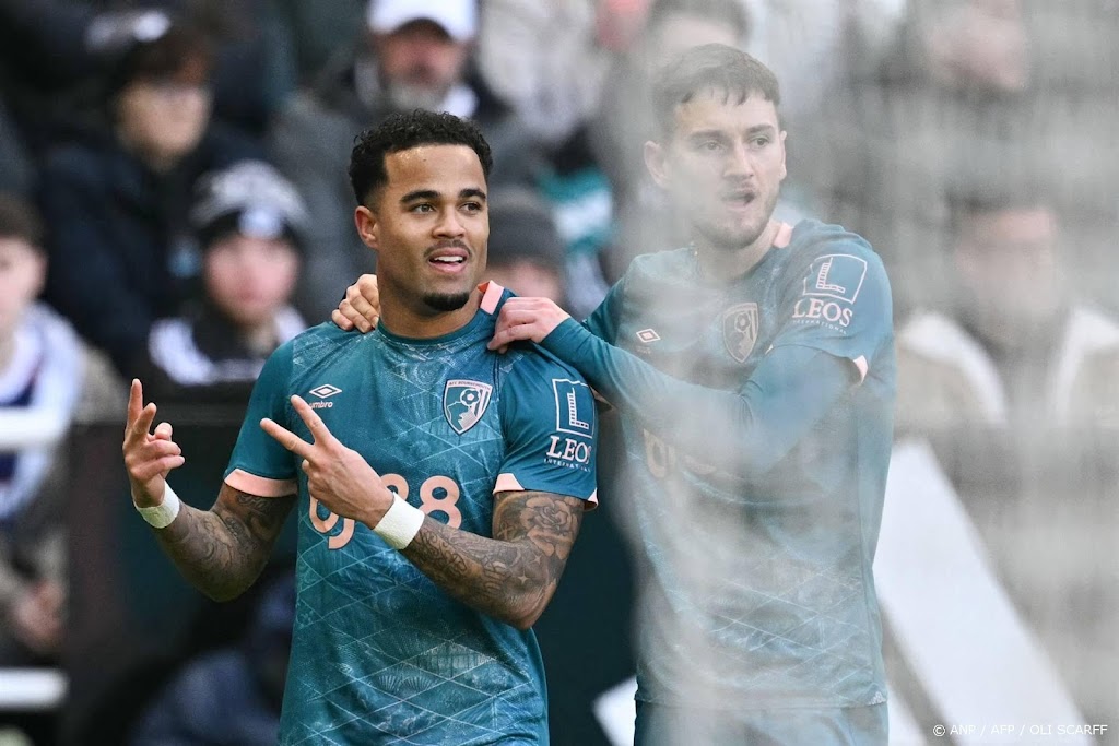 Hattrick Kluivert helpt Bournemouth aan zege bij Newcastle