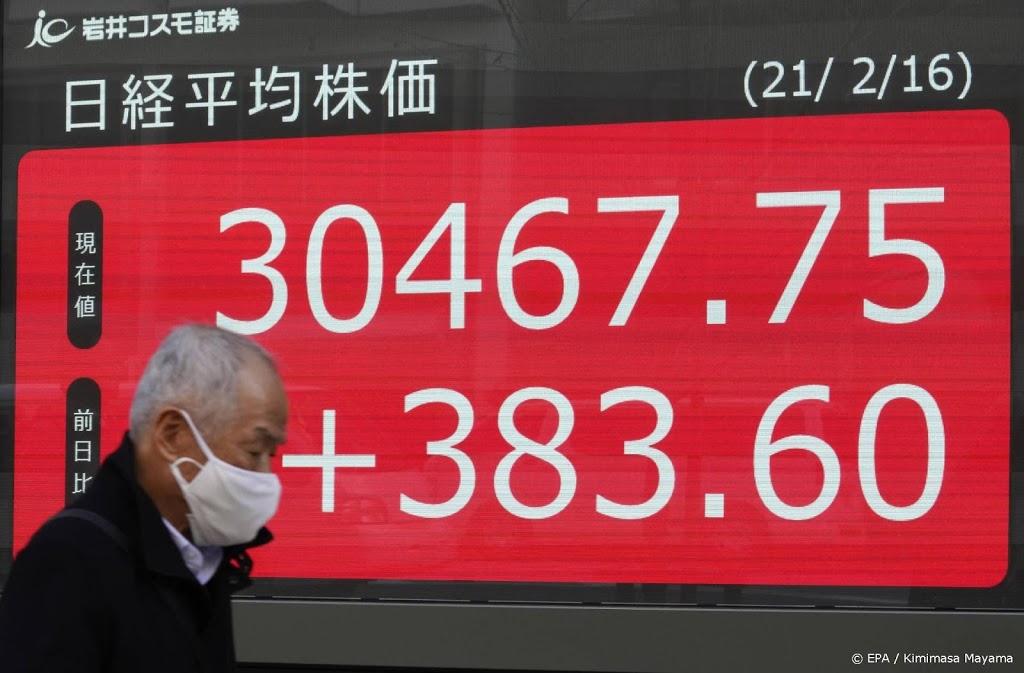 Nikkei lager door chipbedrijven, Shanghai stijgt na vakantieweek