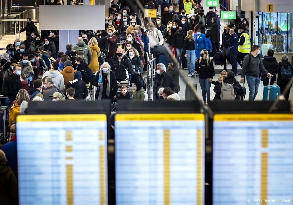 Schiphol halveert verlies door voorzichtig herstel luchtvaart
