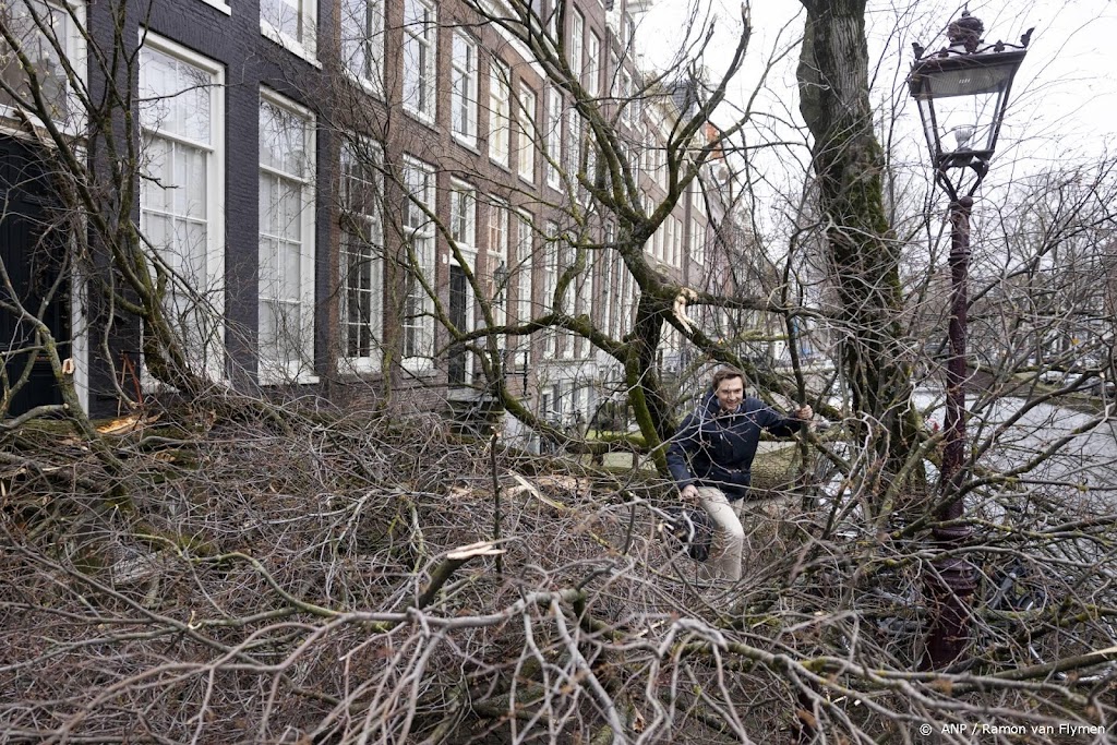 Storm Eunice trekt noordwaarts, midden en zuiden iets rustiger