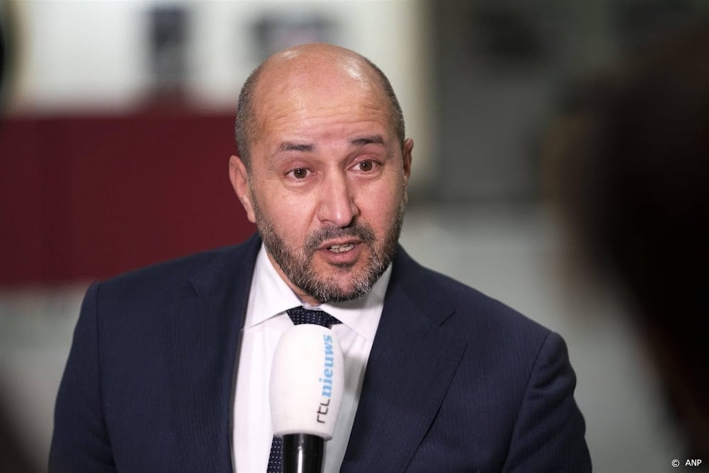 Marcouch keurt antifascistensticker bij FVD'er Luurssen af 