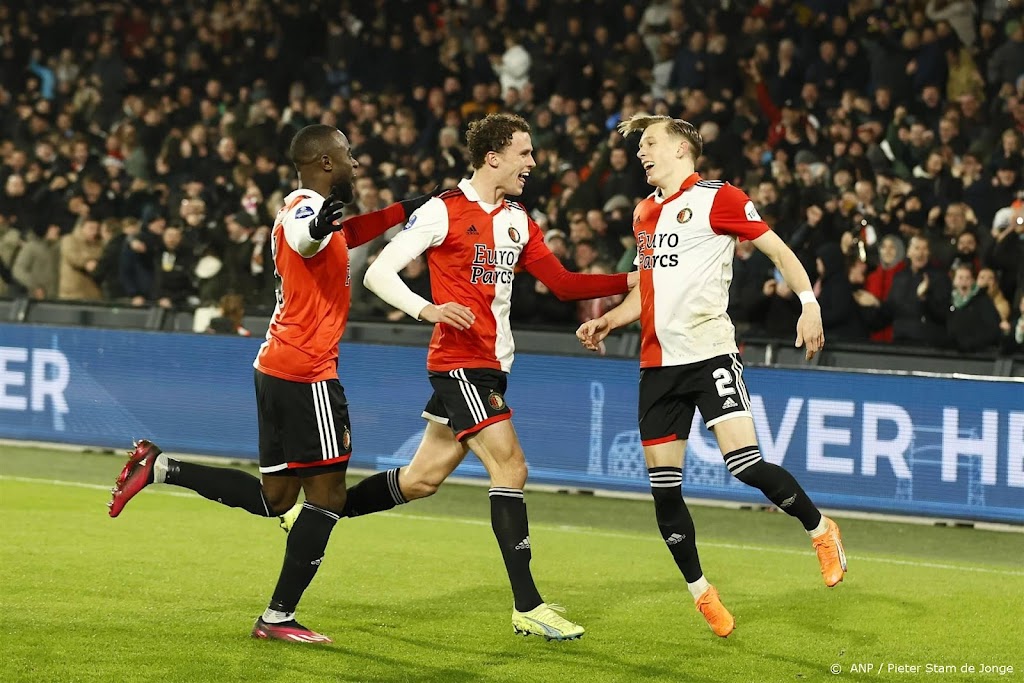 Koploper Feyenoord klopt AZ (2-1) en neemt verder afstand
