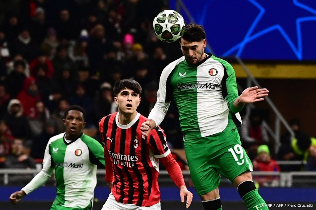 Zieke Carranza kopt Feyenoord naar achtste finales 